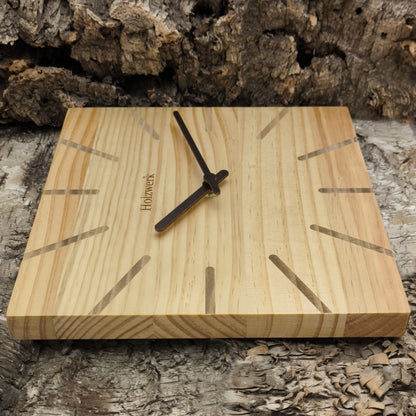 Holzwerk EBERSBERG 25 cm moderne Quarz-Wanduhr aus Vollholz mit beigem Zifferblatt und Holzzeigern, Seitenansicht links