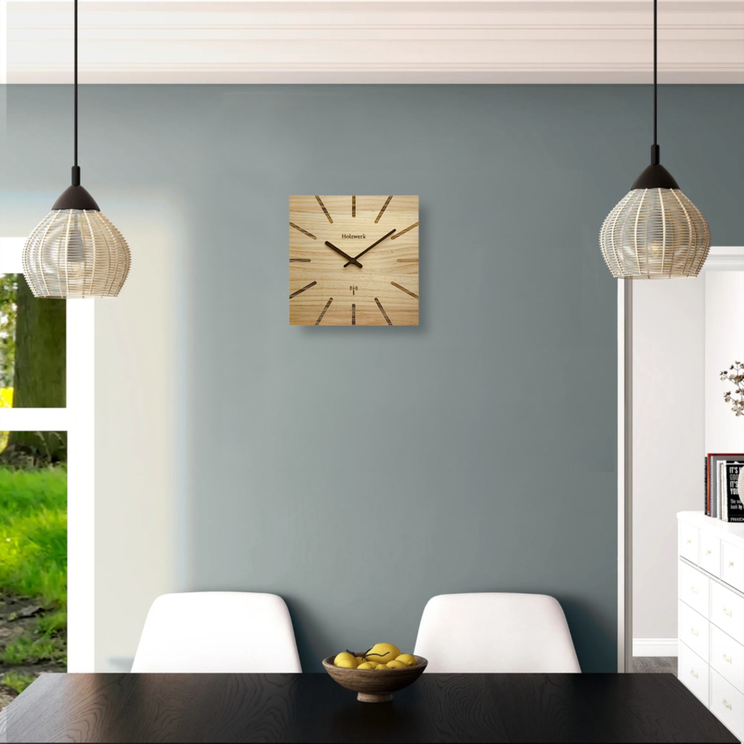Holzwerk EBERSBERG 25 cm Funk-Wanduhr aus Vollholz mit beige-braunem Zifferblatt und Holzzeigern and der Wand