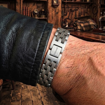 Holzwerk EDERSEE silber-graues Holz Armband aus Olivenholz und Edelstahl mit Gliederkonstruktion, am Handgelenk getragen