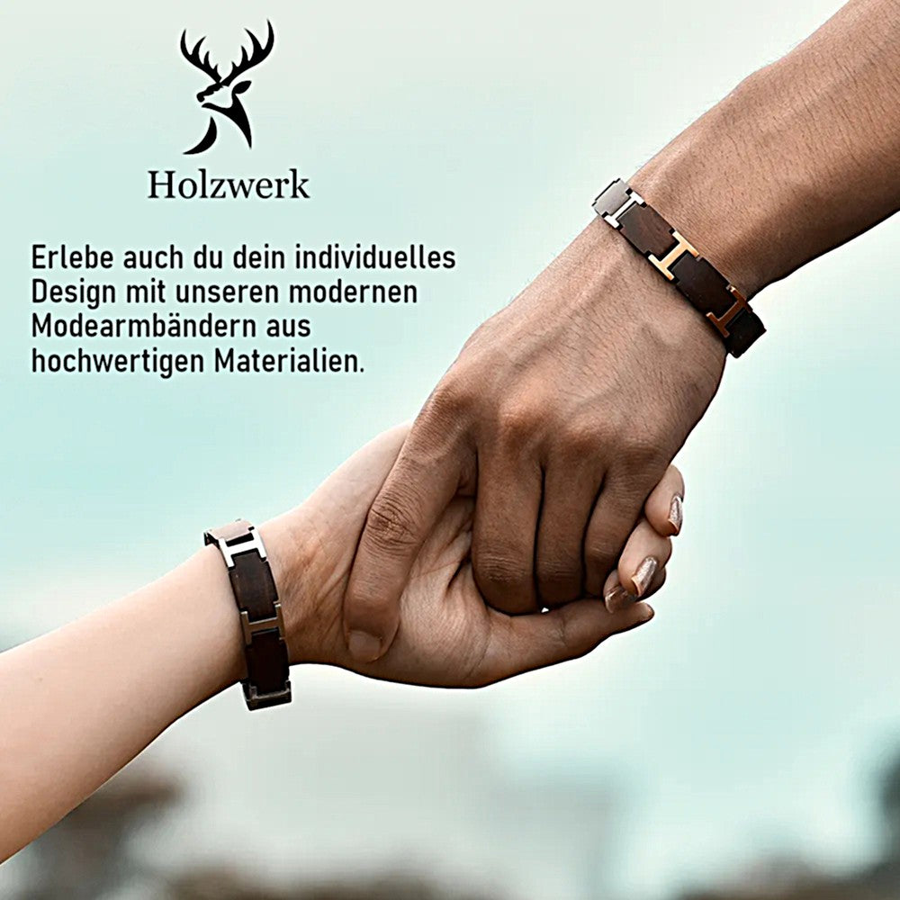 Lifestyle Foto des Holzwerk ALATSEE Armbands aus Olivenholz und Edelstahl in Beige und Blau an Handgelenken getragen