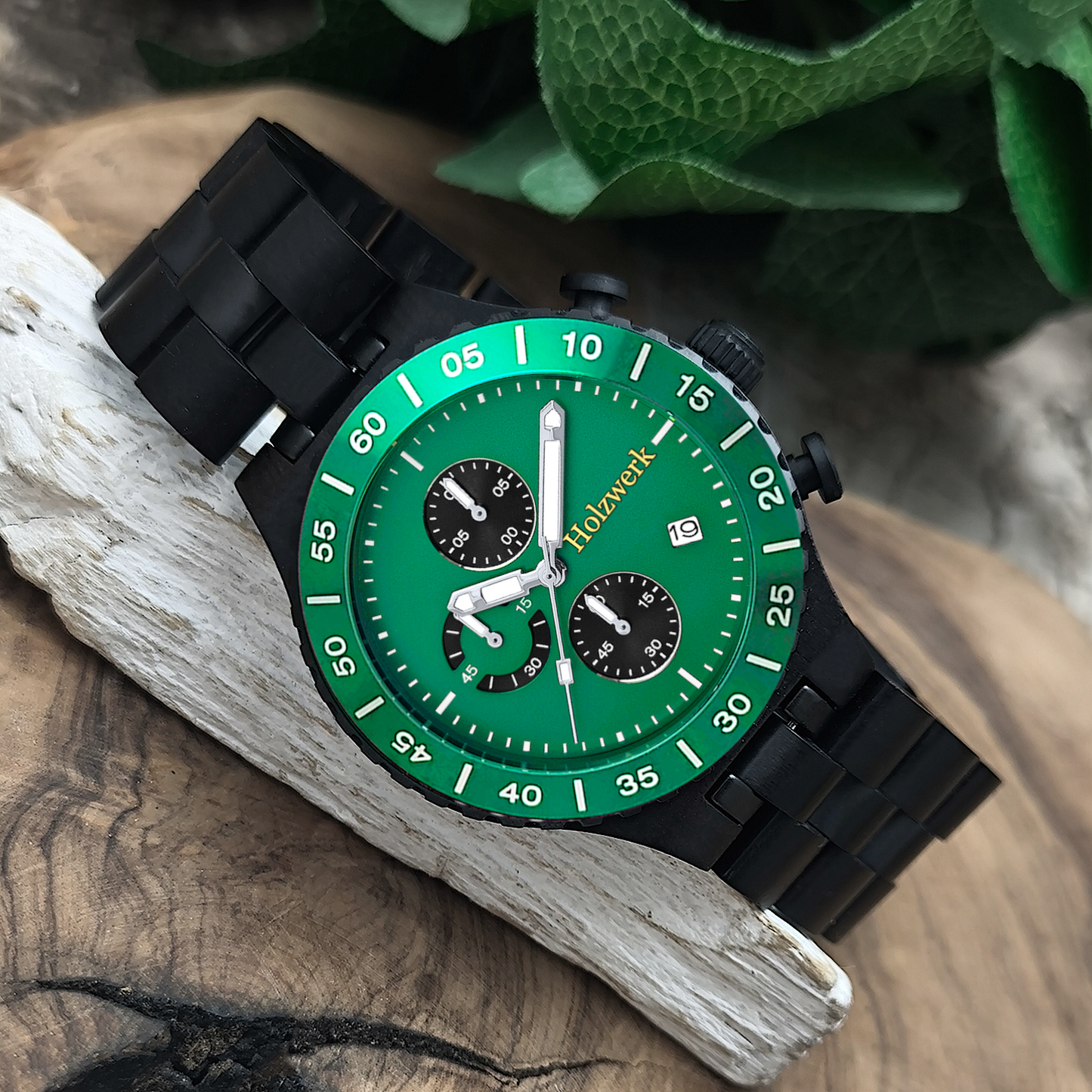 Holzwerk ELZE Chronographen-Uhr aus Ebenholz mit Chronographen, Datum und grün-schwarzem Ziffernblatt, Seitenlage