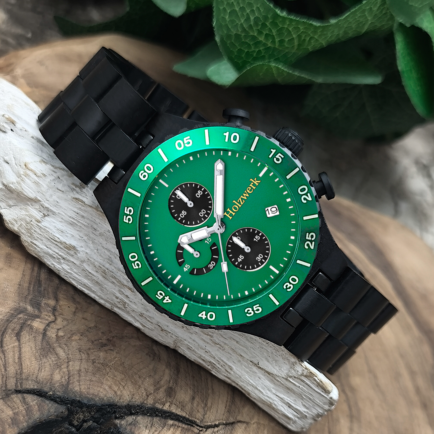 Holzwerk ELZE Chronographen-Uhr aus Ebenholz mit Chronographen, Datum und grün-schwarzem Ziffernblatt, Seitenlage