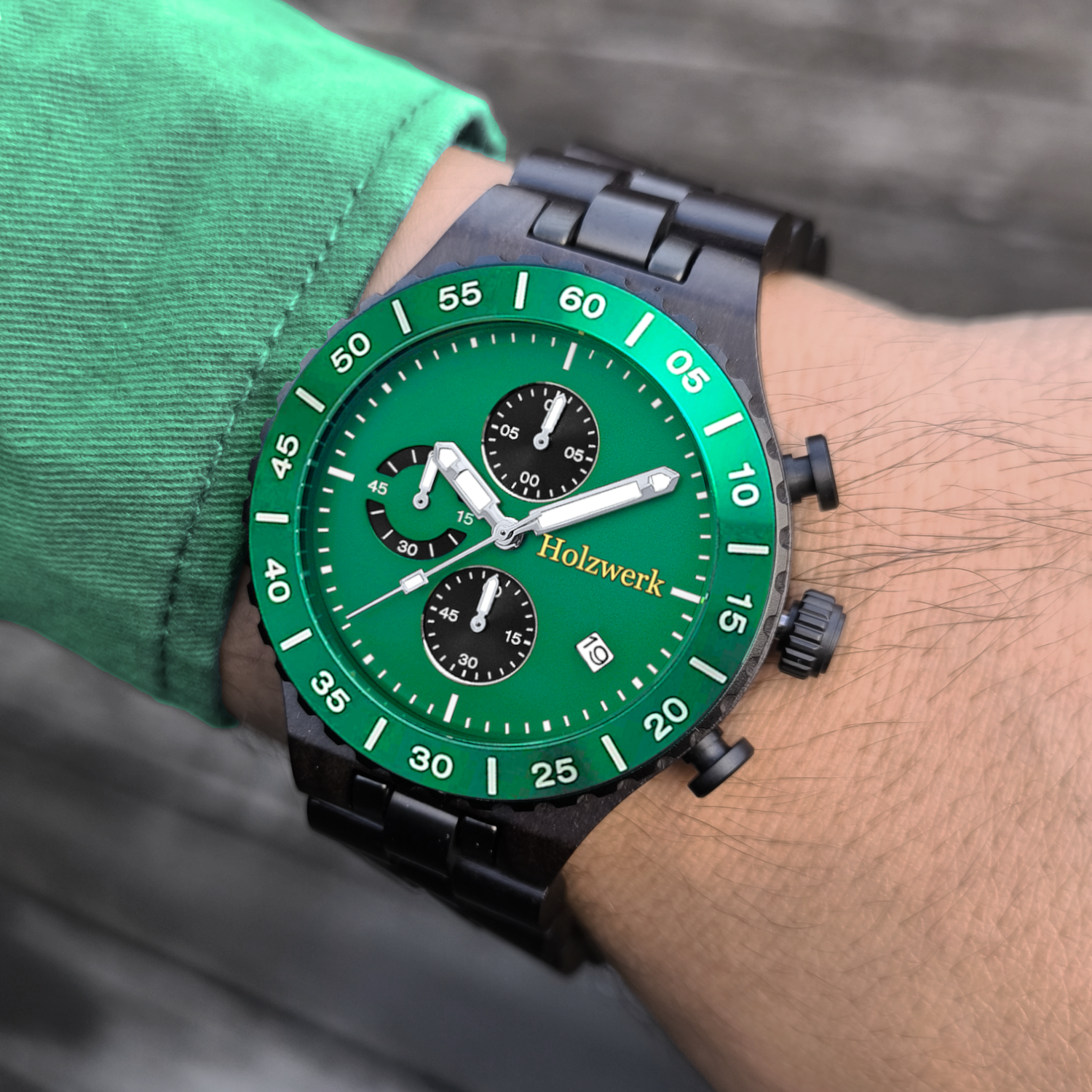 Holzwerk ELZE Chronographen-Uhr aus Ebenholz mit Chronographen, Datum und grün-schwarzem Ziffernblatt am Handgelenk