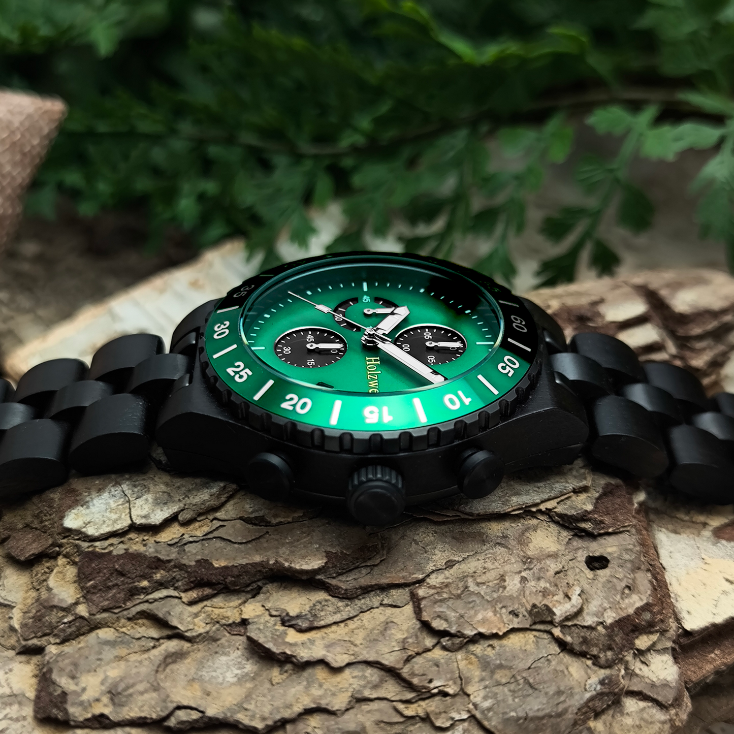 Holzwerk ELZE Chronographen-Uhr aus Ebenholz mit Chronographen, Datum und grün-schwarzem Ziffernblatt,  Seitenansicht rechts