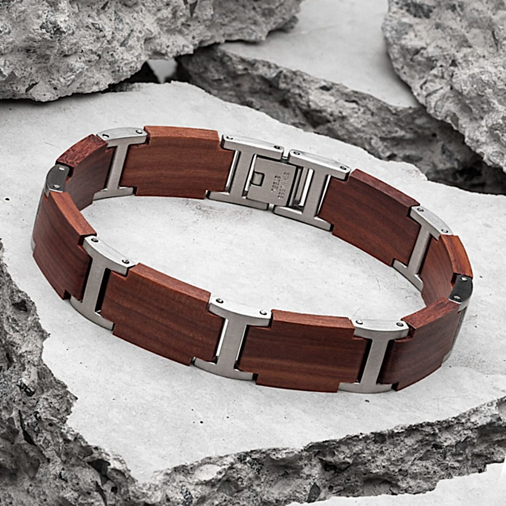 Lifestyle Foto des Holzwerk FENNSEE Armbands aus Sandelholz und Edelstahl in Braun und Silber mit Gliederdesign in Holzumgebung