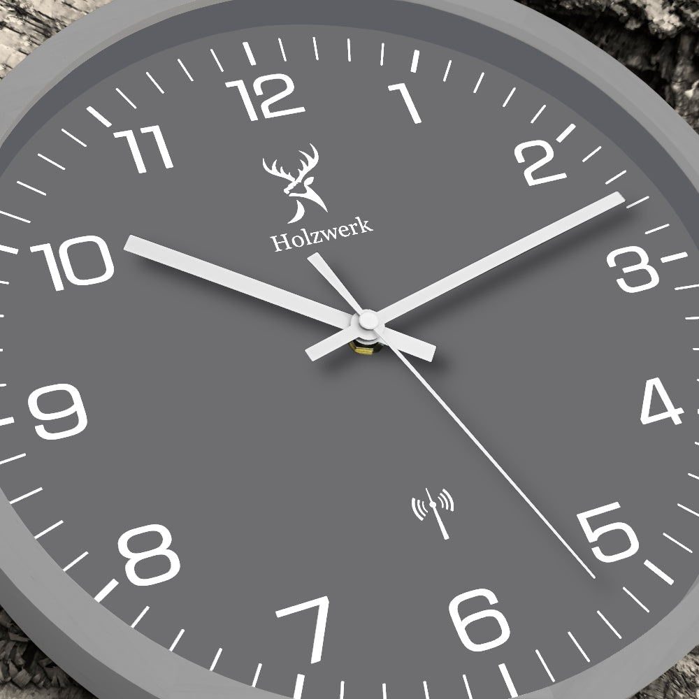 Detailansicht der Holzwerk FRIEDBERG moderne Holz Funk Wanduhr, 30 cm Durchmesser mit grau, weißem Ziffernblatt
