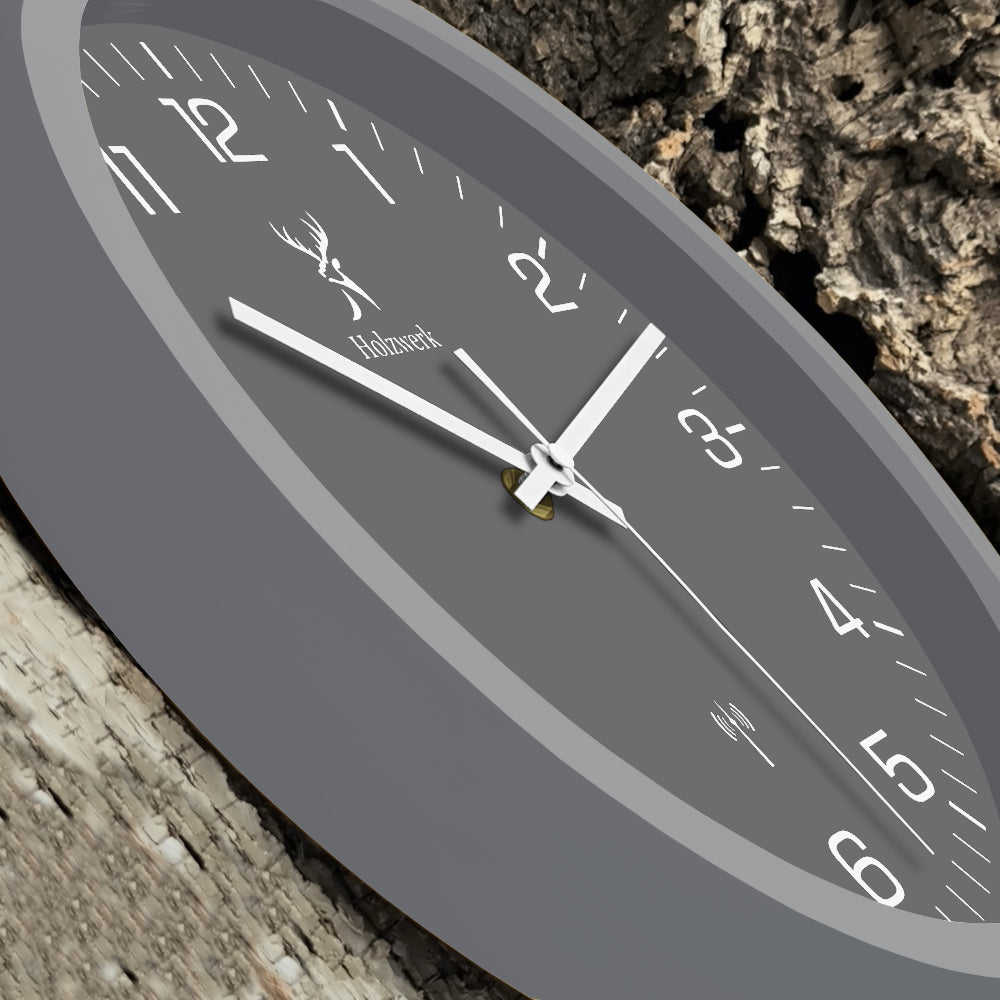 Schrägansicht der Holzwerk FRIEDBERG moderne Holz Funk Wanduhr in grau, 30 cm Durchmesser mit grau, weißem Ziffernblatt 