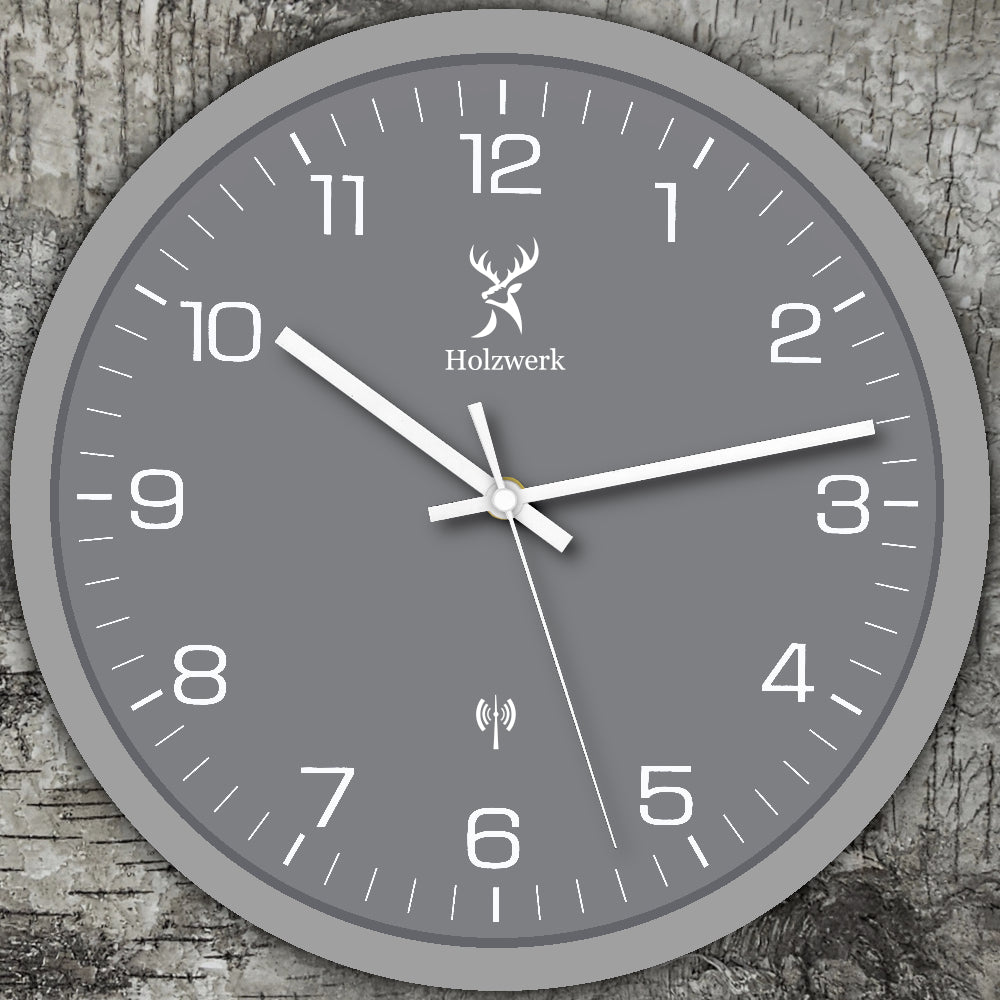 Holzwerk FRIEDBERG Designer Holz Funk-Wanduhr ohne Tick-Geräusche, 30 cm Durchmesser in grau, Frontal auf Holz platziert

