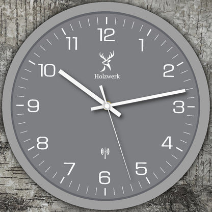 Holzwerk FRIEDBERG Designer Holz Funk-Wanduhr ohne Tick-Geräusche, 30 cm Durchmesser in grau, Frontal auf Holz platziert
