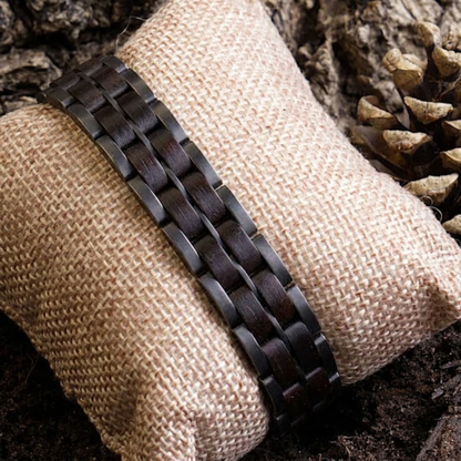 Holzwerk GAMENSEE anthrazit-graues  Holz Armband aus Ebonyholz und Edelstahl, Lifestyle Foto in Holzumgebung