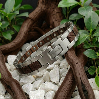Holzwerk GORINSEE silber-braunes Magnet Armband aus Walnussholz und Edelstahl, Lifestyle Foto in Holzumgebung