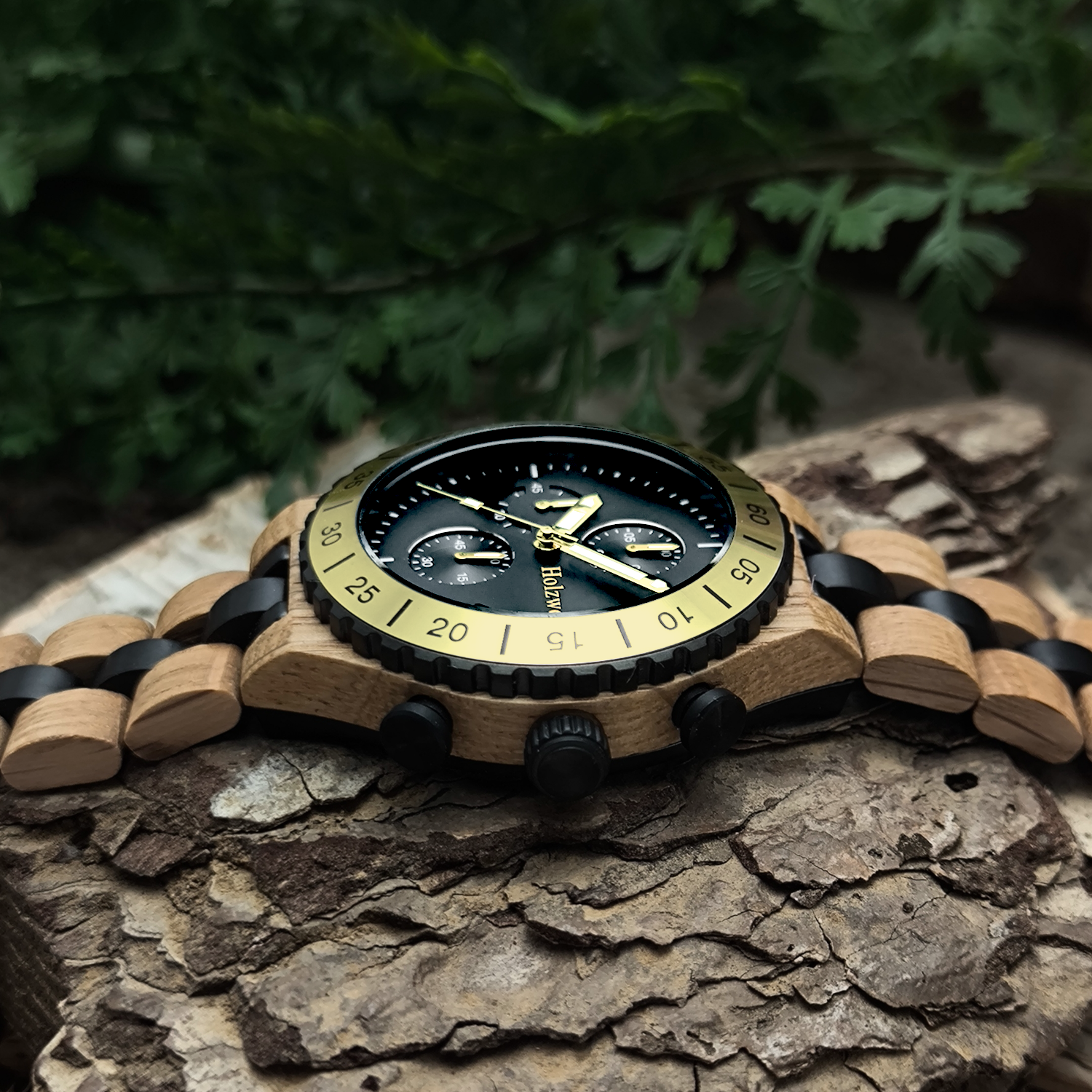 Holzwerk HAMELN Chronographen-Uhr aus Oliven-Holz mit Chronographen, Datum und schwarz-goldenem Ziffernblatt, Seitenansicht rechts