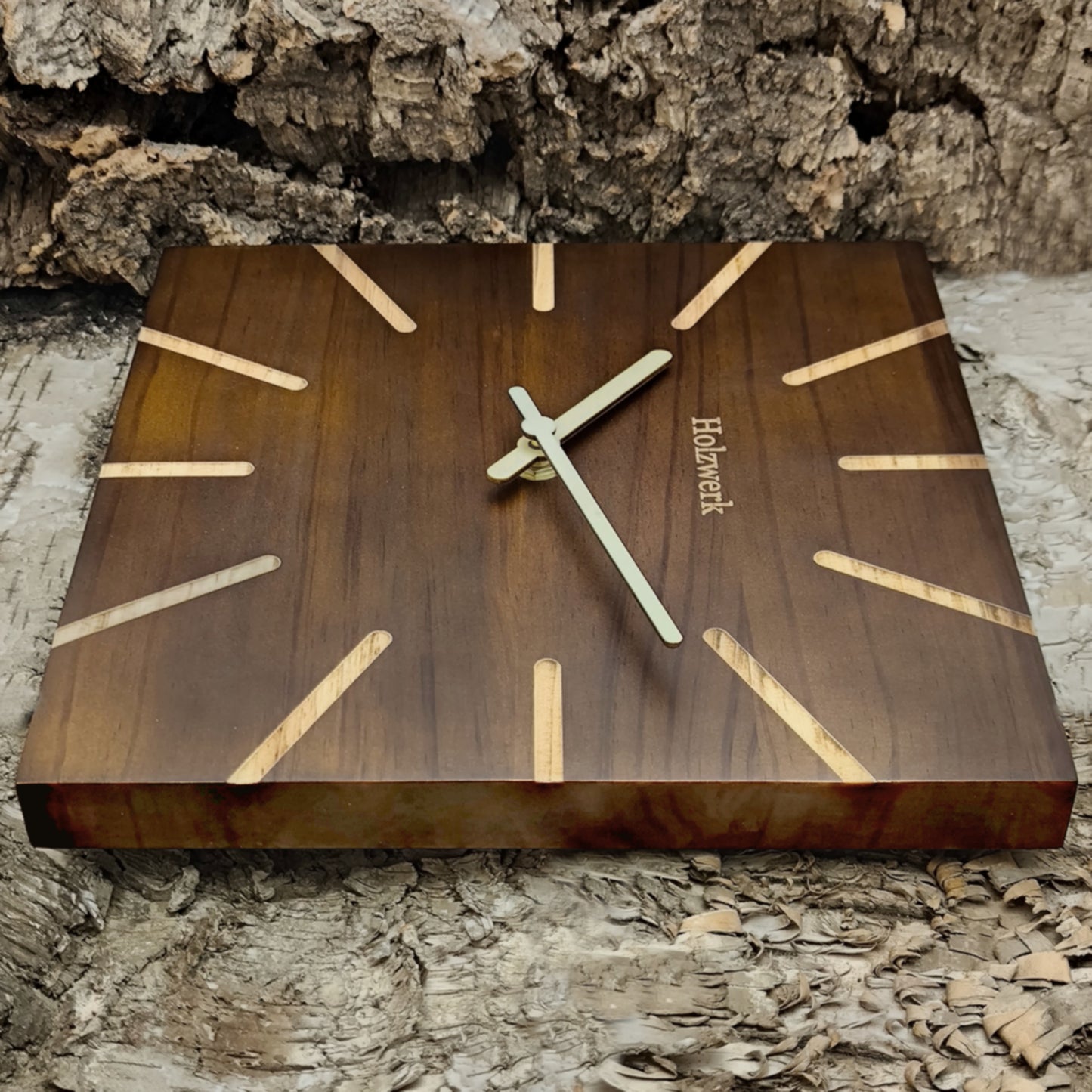 Holzwerk HERZBERG 25 cm moderne Quarz-Wanduhr aus Vollholz mit braunem Zifferblatt und Holzzeigern, Seitenansicht rechts