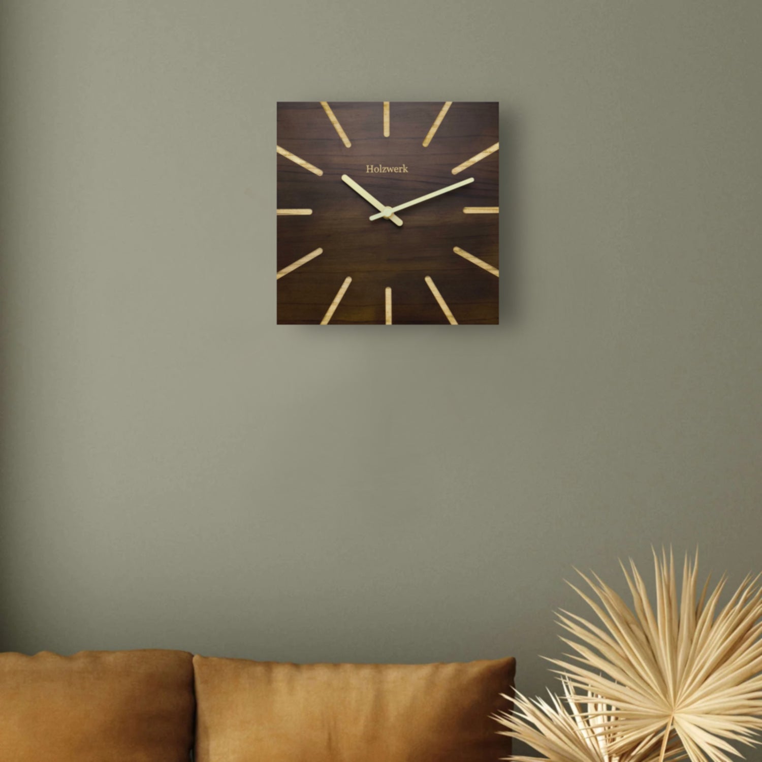 Lifestyleaufnahme der modernen Holzwerk HERZBERG 25 cm Wanduhr im Wohnbereich an der Wand hängend