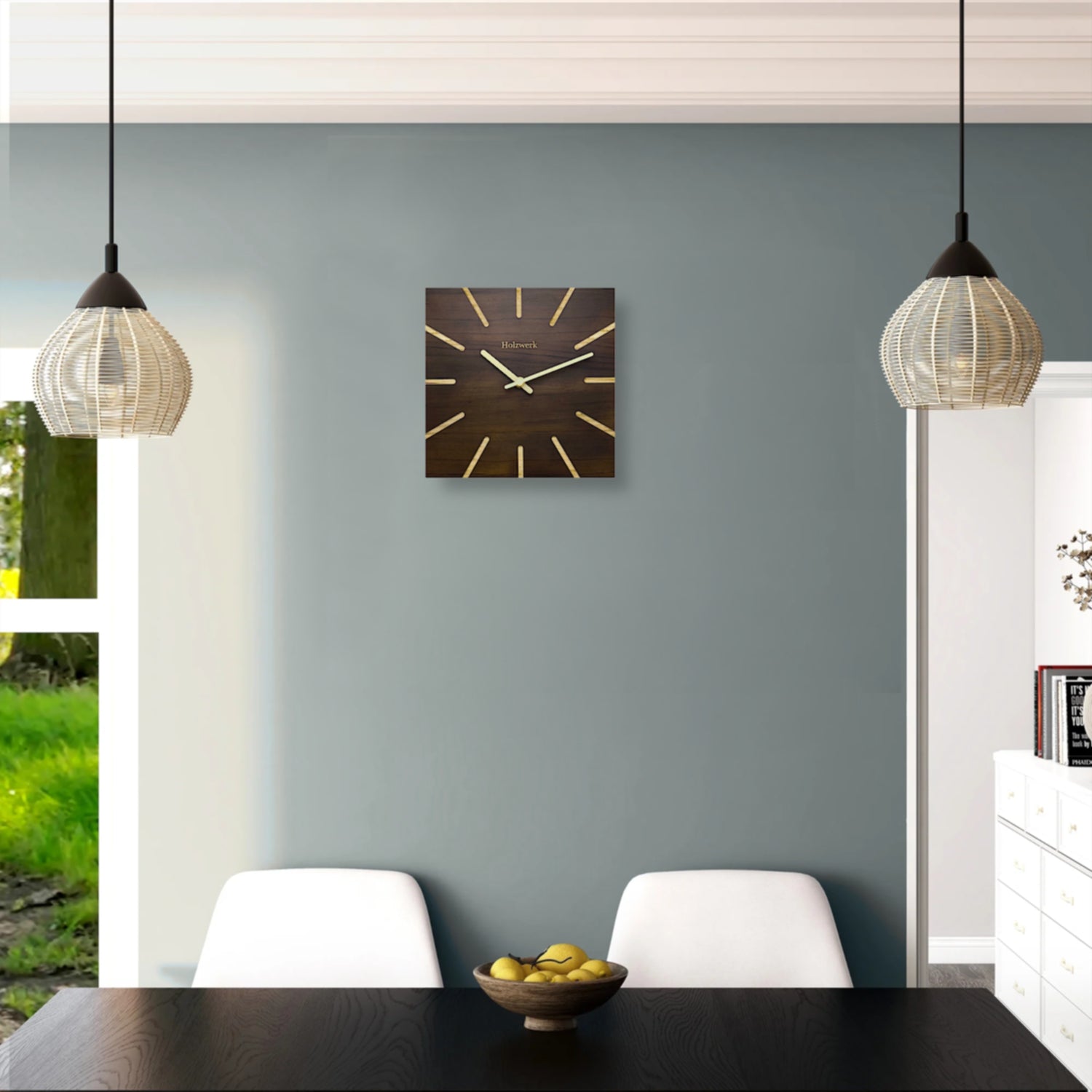 Holzwerk HERZBERG 25 cm Quarz-Wanduhr aus Vollholz mit braunem Zifferblatt und Holzzeigern and der Wand