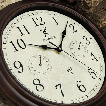 Detailaufnahme der Holzwerk HORNBERG 35 cm Retro Funk-Wanduhr mit Fokus auf dem vintage Ziffernblatt und der Zeigerführung