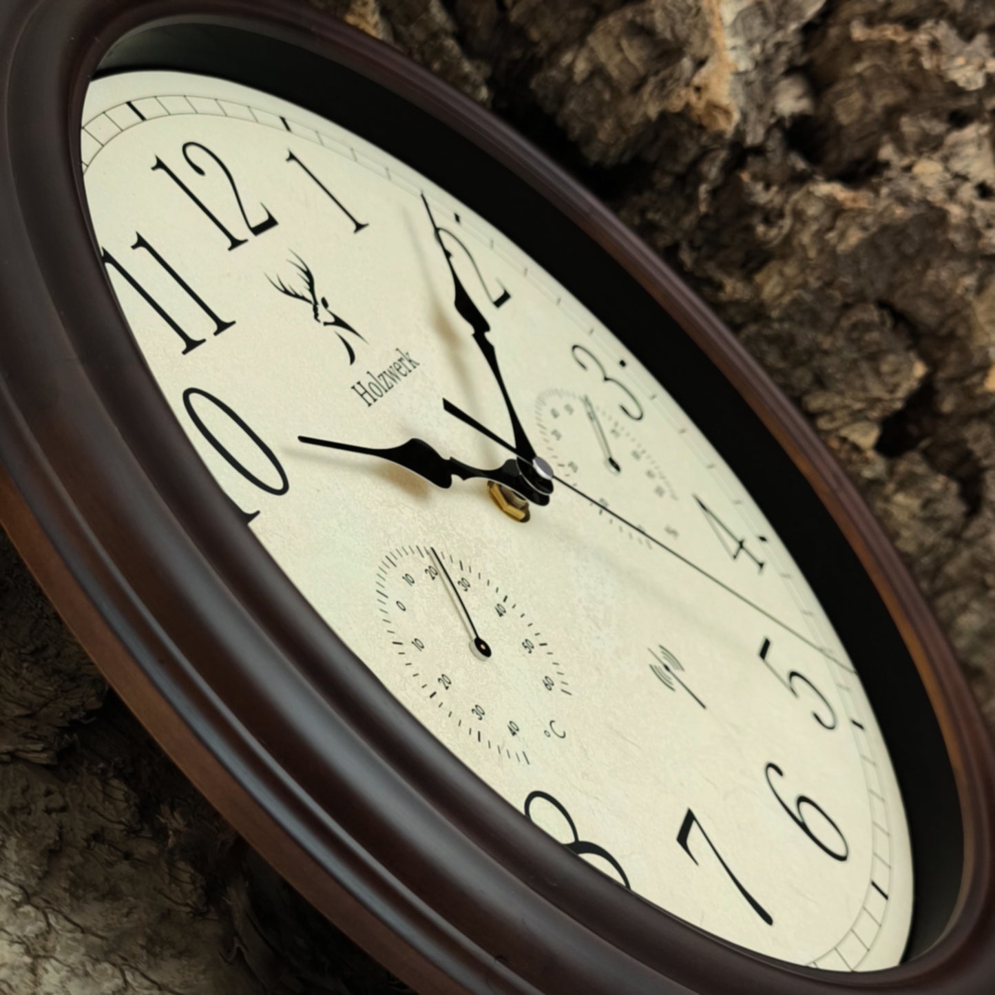 Schrägansicht der Holzwerk HORNBERG 35 cm Vintage Funk-Wanduhr mit Fokus auf dem beigem Ziffernblatt und der Zeigerführung