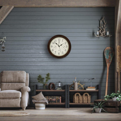 Holzwerk HORNBERG 35 cm Vintage Funk-Wanduhr an der Wand hängend im Wohnbereich