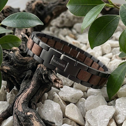 Holzwerk JUESSEE schwarz-braunes  Holz Armband aus Walnussholz und Edelstahl, Lifestyle Foto in Holzumgebung