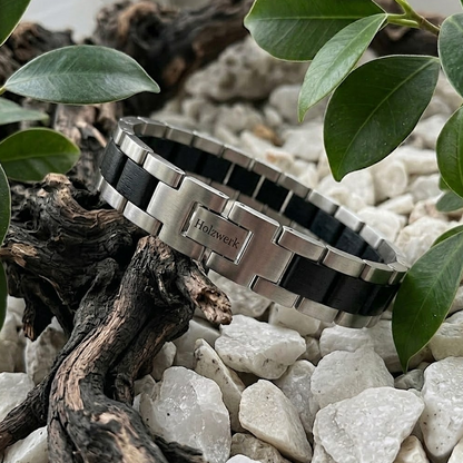 Holzwerk KALKSEE silber-schwarzes  Holz Armband aus Ebonyholz und Edelstahl, Lifestyle Foto auf Holz platziert