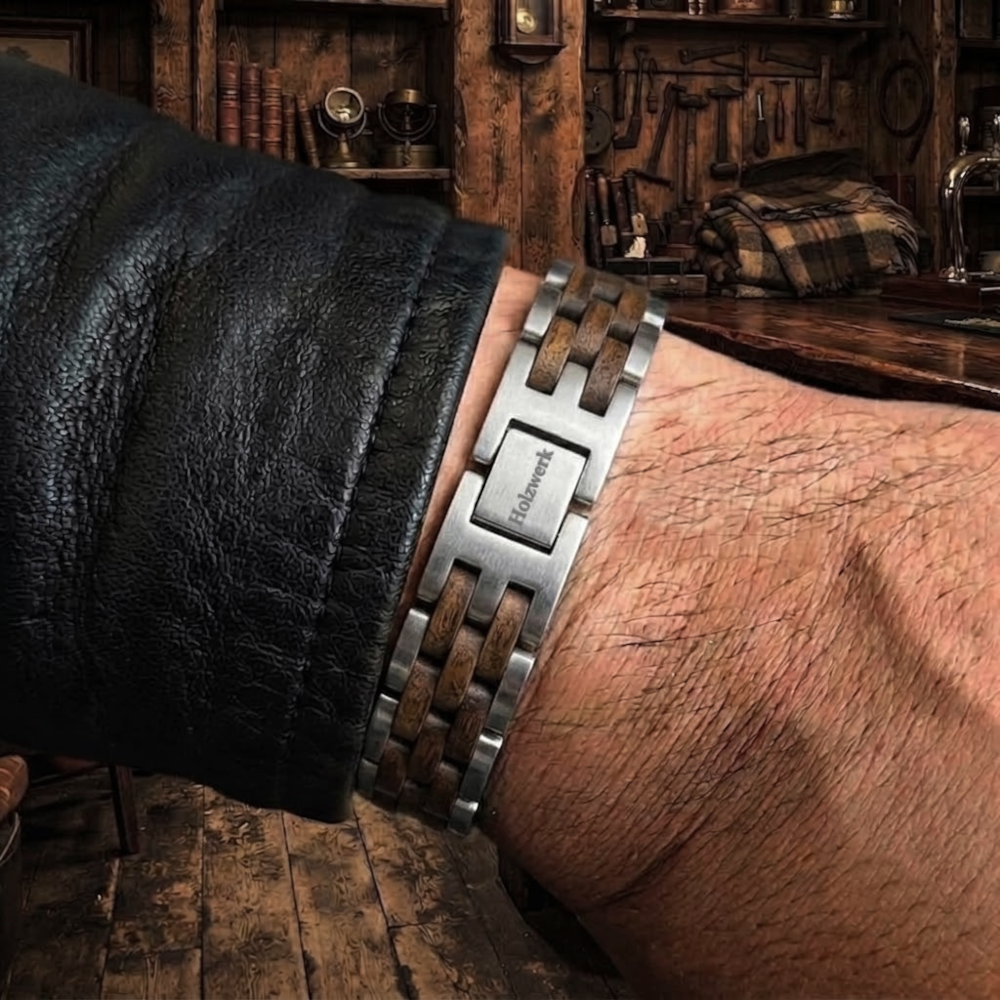 Holzwerk KRAICHSEE silber-braunes  Holz Armband aus Walnussholz und Edelstahl, am Handgelenk getragen