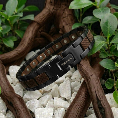 Holzwerk LANGESEE schwarz-braunes  Magnet Armband aus Walnussholz und Edelstahl, Lifestyle Foto in Holzumgebung