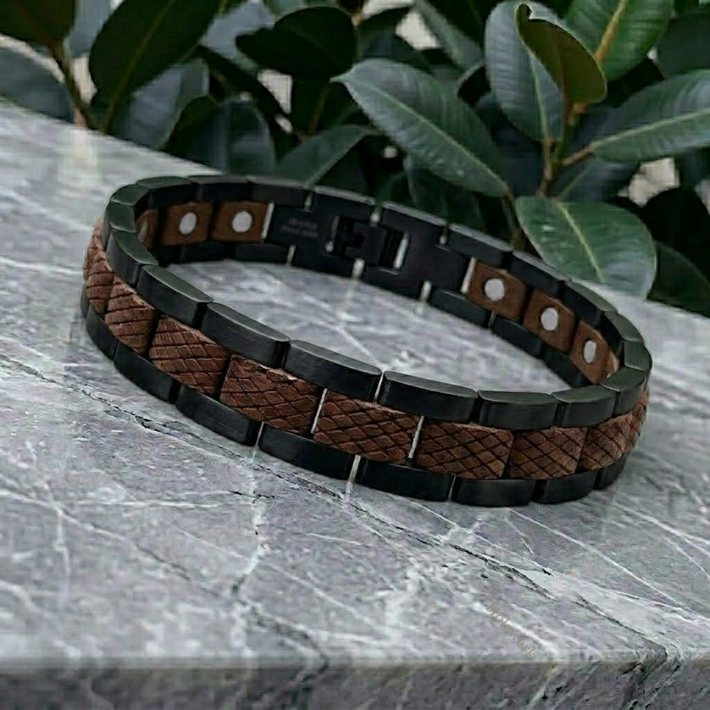 Holzwerk LANGESEE schwarz-braunes  Magnet Armband aus Walnussholz und Edelstahl, Lifestyle Foto der Rückseite
