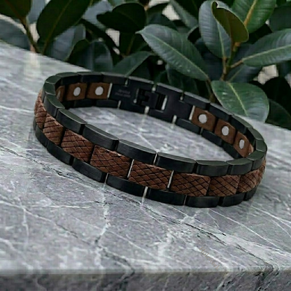 Holzwerk LANGESEE schwarz-braunes  Magnet Armband aus Walnussholz und Edelstahl, Lifestyle Foto der Rückseite