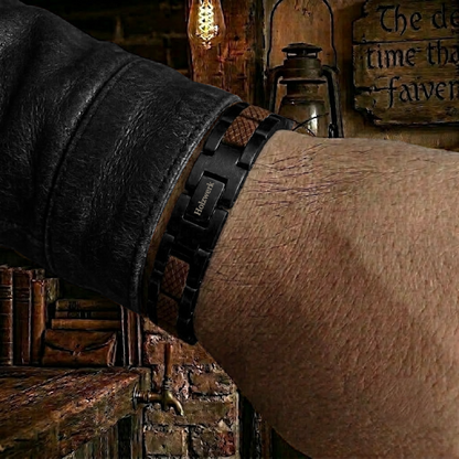 Holzwerk LANGESEE schwarz-braunes  Magnet Armband aus Walnussholz und Edelstahl am Handgelenk getragen
