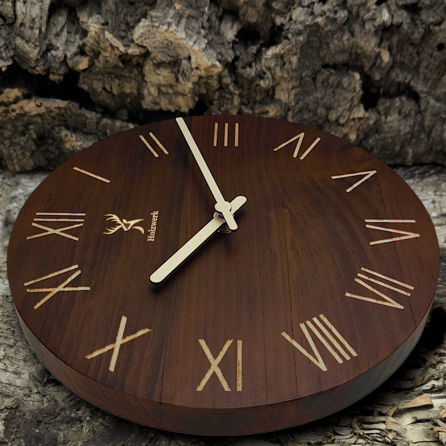 Holzwerk LAUENAU 40 cm robuste Vintage Holz-Quarz Wanduhr aus Massivholz mit römischen Ziffern Seitenansicht links