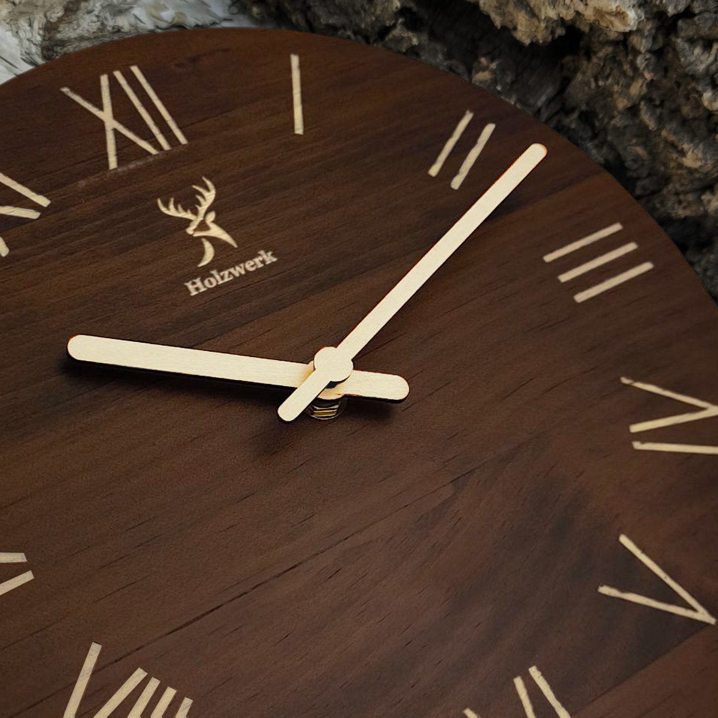 Holzwerk LAUENAU 40 cm robuste Vintage Holz-Quarz Wanduhr aus Massivholz mit römischen Ziffern als Detailansicht mit Logo