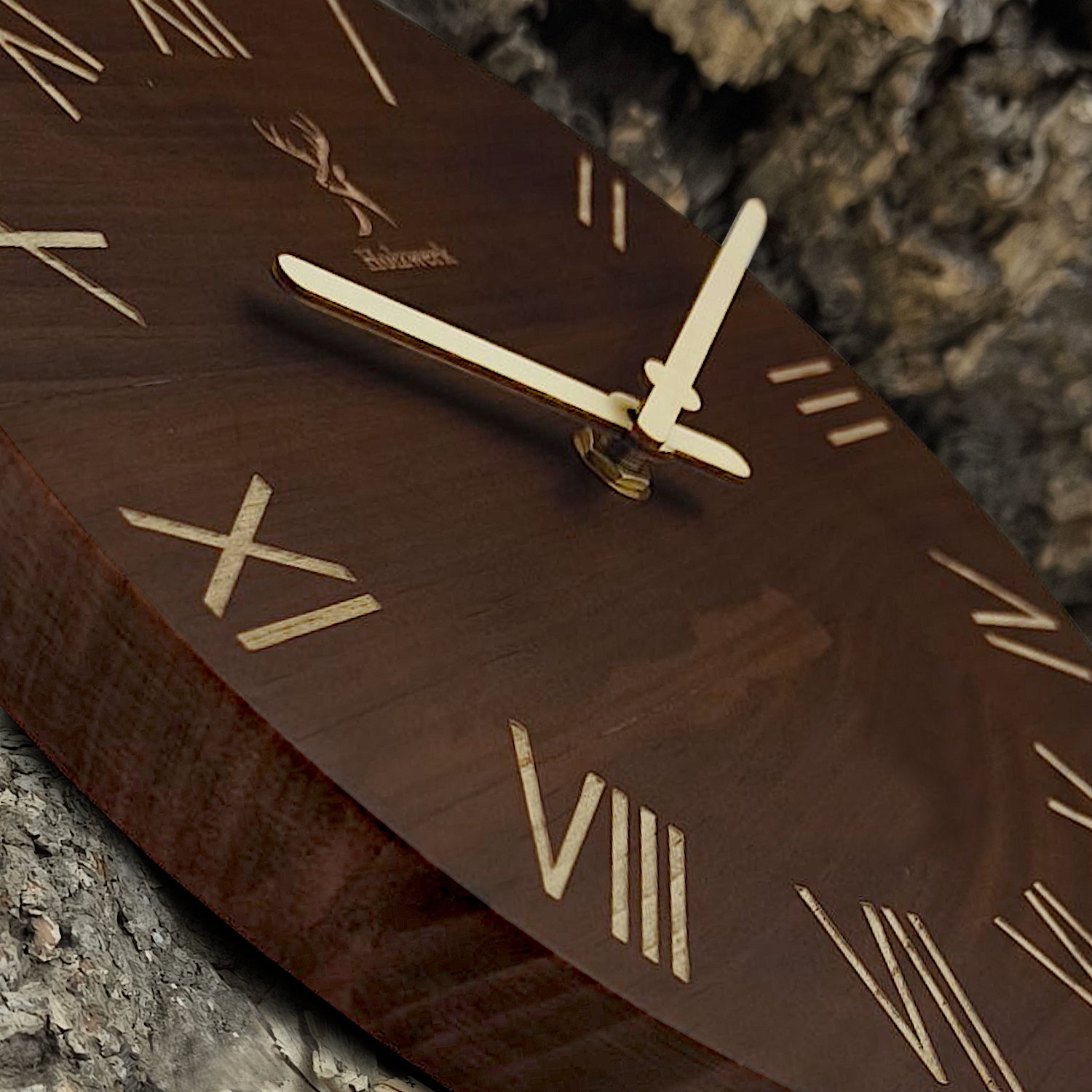 Holzwerk LAUENAU 40 cm robuste Vintage Holz-Quarz Wanduhr aus Massivholz mit römischen Ziffern als Detailansicht links