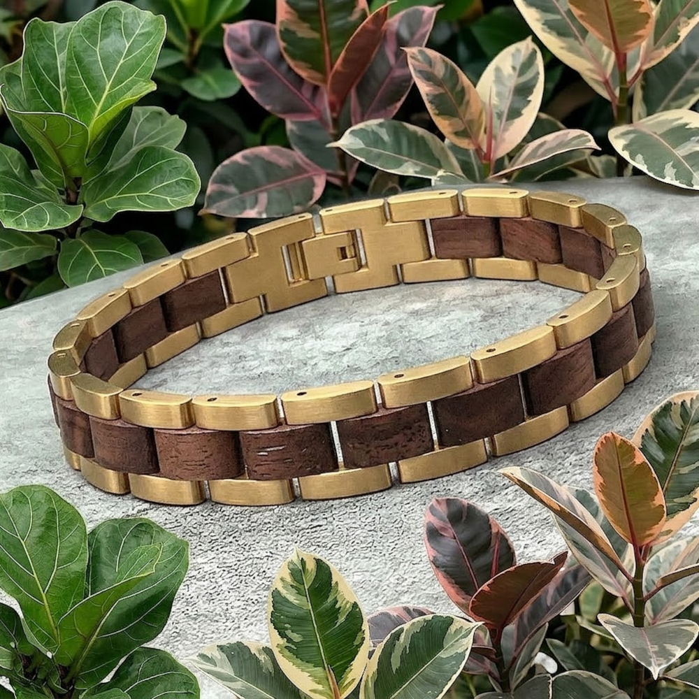 Holzwerk LEHNSEE gold-braunes Holz Armband aus Walnussholz und Edelstahl mit Gliederkonstruktion, Lifestyle Foto auf Holz