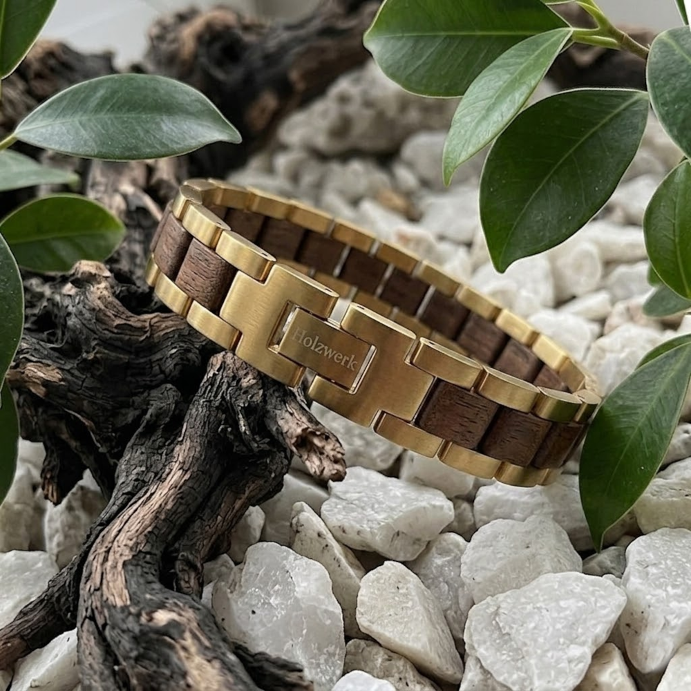 Holzwerk LEHNSEE gold-braunes Holz Armband aus Walnussholz und Edelstahl, Lifestyle Foto in Holzumgebung