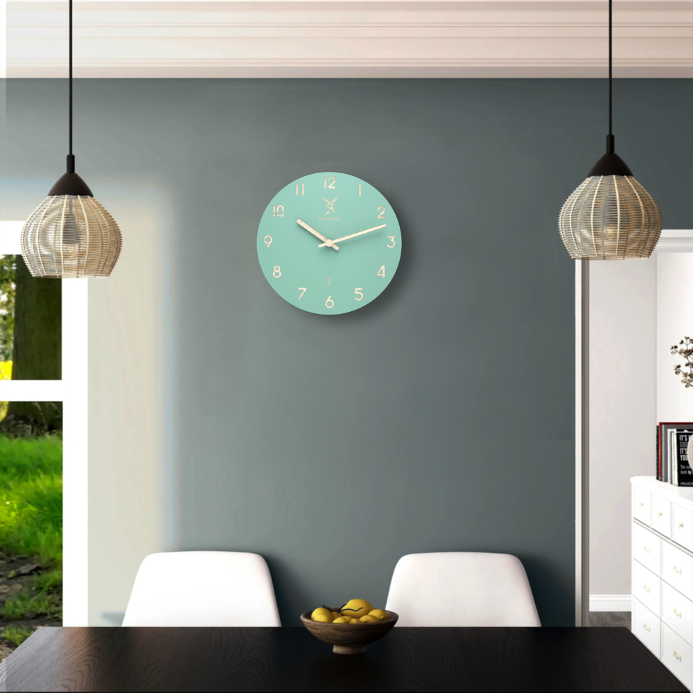 Holzwerk LIMBURG (FUNK) 25 cm moderne Holz-Funk Wanduhr in mintgrün aus Vollholz mit Metallzeigern in der  Küche hängend