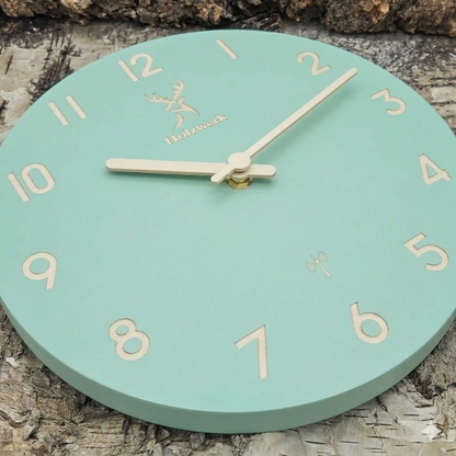 Holzwerk LIMBURG (FUNK) 25 cm moderne Holz-Funk Wanduhr in mintgrün aus Vollholz mit Metallzeigern als Detailsansicht