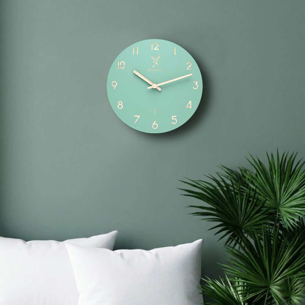 Holzwerk LIMBURG (FUNK) 25 cm moderne Holz-Funk Wanduhr in mintgrün aus Vollholz mit Metallzeigern im Wohnbereich hängend