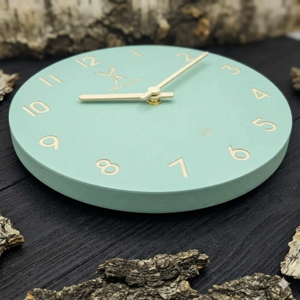 Holzwerk LIMBURG (FUNK) 25 cm moderne Holz-Funk Wanduhr in mintgrün aus Vollholz mit Metallzeigern, Untersicht auf Holz platziert