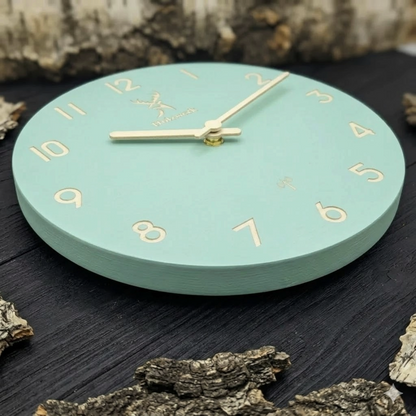 Holzwerk LIMBURG (FUNK) 25 cm moderne Holz-Funk Wanduhr in mintgrün aus Vollholz mit Metallzeigern, Untersicht auf Holz platziert