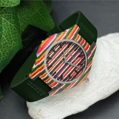 Holzwerk LINZ GREEN bunte kleine Regenbogen Damen und Kinder Armbanduhr, Holz & Leder Armband Uhr, LGBTQ Uhr, modische Holzuhr, dunkel grün, rechts liegend