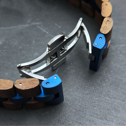 Holzwerk LOHMAR Chronographen-Uhr aus Walnuss-Holz mit Chronographen und Datumsanzeige, Detailansicht der Faltschließe