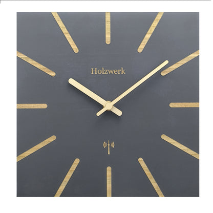 Holzwerk MAINBURG 25 cm Funk-Wanduhr aus grauem Vollholz mit beige-grauem Zifferblatt und Holzzeigern, Frontansicht