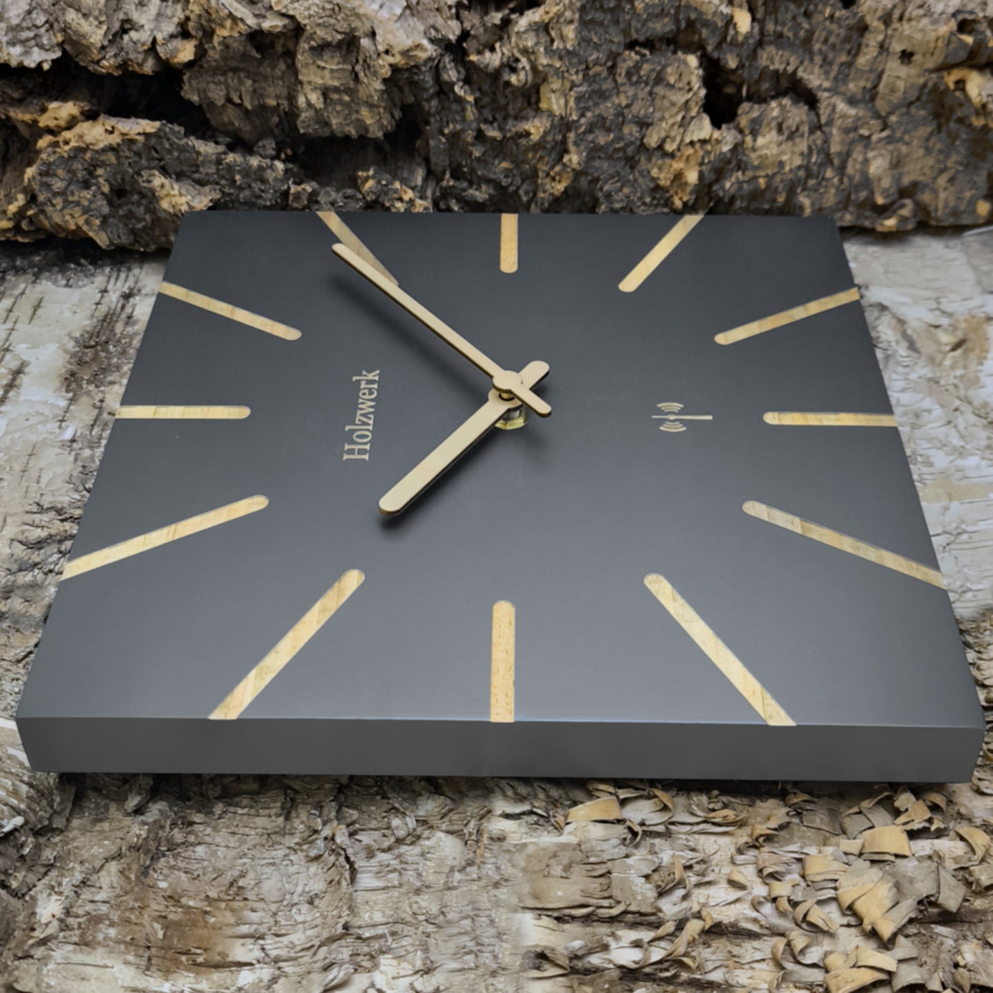 Holzwerk MAINBURG 25 cm Funk-Wanduhr aus grauem Vollholz mit beige-grauem Zifferblatt und Holzzeigern, Seitenansicht links