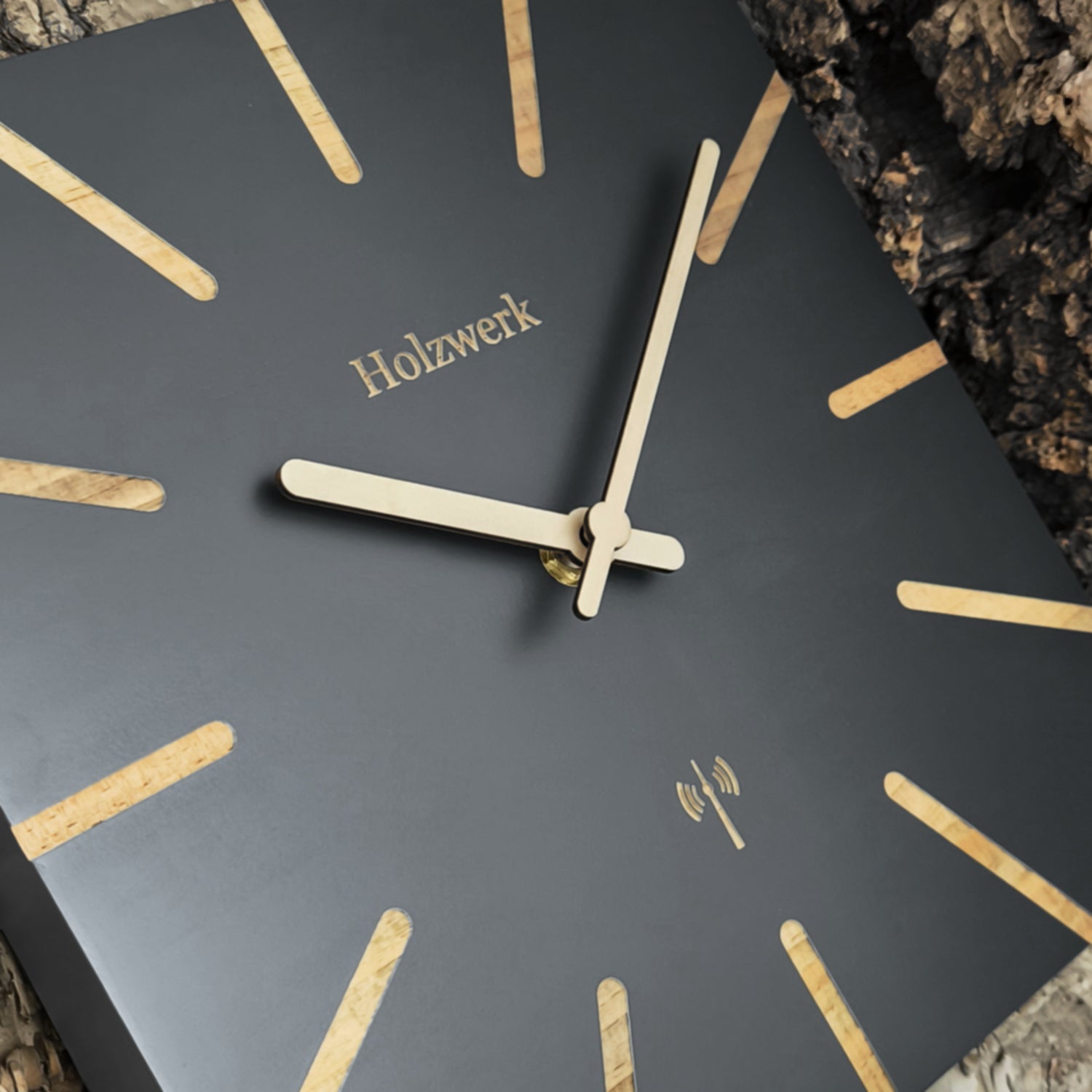 Detailansicht der 25 cm Holzwerk MAINBURG Funk-Wanduhr aus Vollholz mit grauem Zifferblatt und hölzernen Zeigerführung