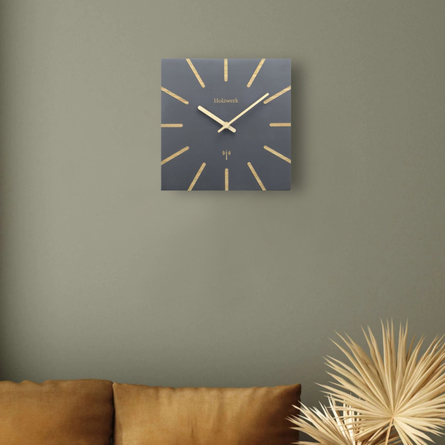 Lifestyleaufnahme der modernen Holzwerk MAINBURG 25 cm Funk-Wanduhr im Wohnbereich an der Wand hängend