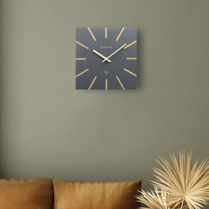 Lifestyleaufnahme der modernen Holzwerk MAINBURG 25 cm Funk-Wanduhr im Wohnbereich an der Wand hängend