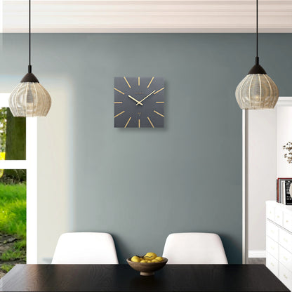 Holzwerk MAINBURG 25 cm Funk-Wanduhr aus grauem Vollholz mit beige-grauem Zifferblatt und Holzzeigern and der Wand