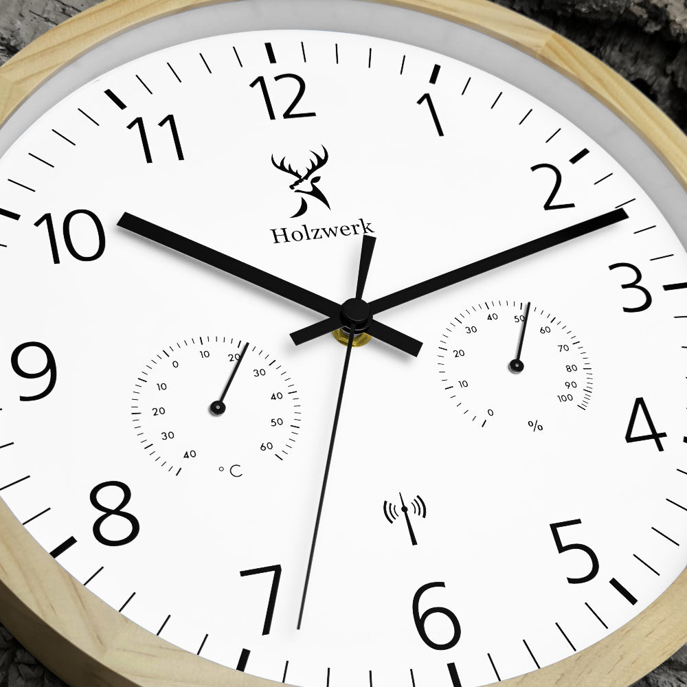 Detailaufnahme der Holzwerk MEERSBURG Holz Funk Wanduhr mit Temperatur- und Luftfeuchtigkeitsanzeige, 30 cm Durchmesser in beige und weiß