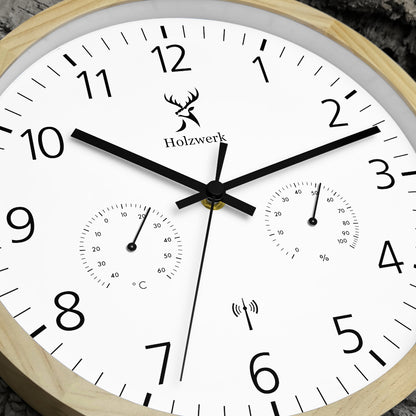 Detailaufnahme der Holzwerk MEERSBURG Holz Funk Wanduhr mit Temperatur- und Luftfeuchtigkeitsanzeige, 30 cm Durchmesser in beige und weiß