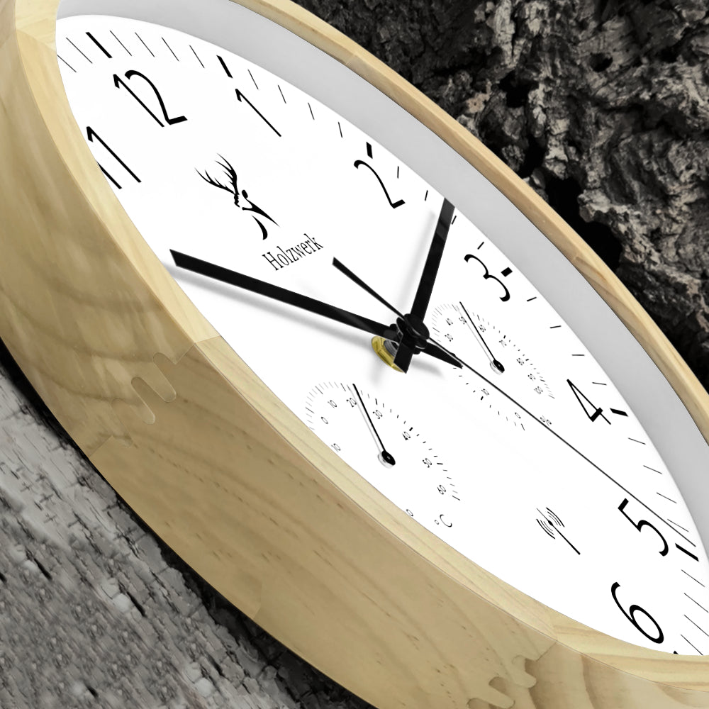 Schrägansicht der Holzwerk MEERSBURG moderne Holz Funk Wanduhr, 30 cm Durchmesser mit schwrz, weißem Ziffernblatt 